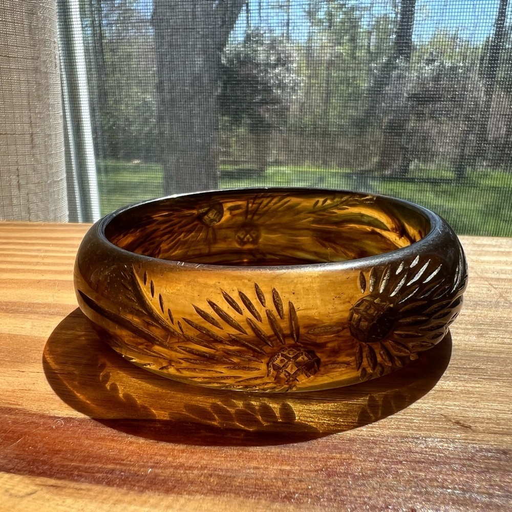 Vintage Carved Lucite Bangle Bracelet Amber Swirl Pineapple Tropical Chunky - Picture 3 of 15